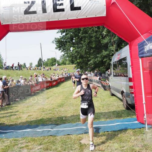 21.06.2025 - 27. Vierlanden-Triathlon MichiJ http://msf.ph/oto/8014167 15.06.2026 11:31:03 Ziel 131, 482, 546 meine-sportfotos.de