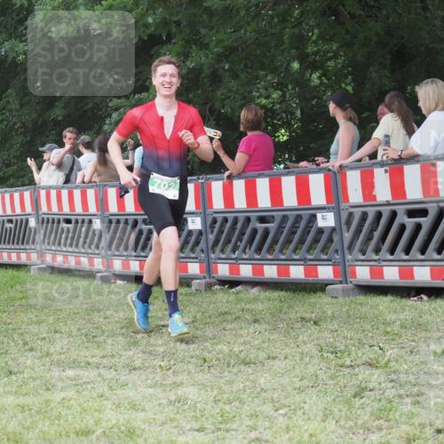 21.06.2025 - 27. Vierlanden-Triathlon KatJ http://msf.ph/oto/8014181 15.06.2025 13:11:46 Ziel 7, 702, 962 meine-sportfotos.de