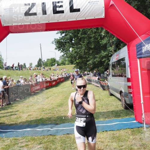 21.06.2025 - 27. Vierlanden-Triathlon MichiJ http://msf.ph/oto/8014195 15.06.2026 11:31:03 Ziel 131, 482, 546 meine-sportfotos.de