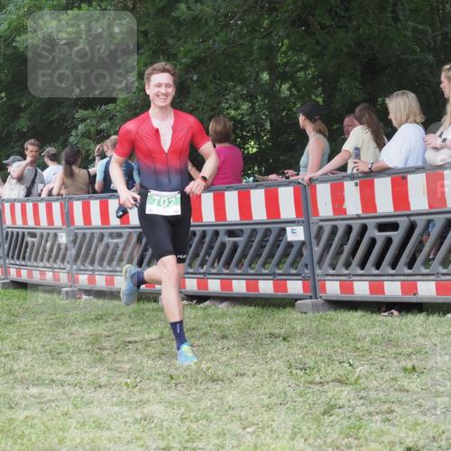 21.06.2025 - 27. Vierlanden-Triathlon KatJ http://msf.ph/oto/8014196 15.06.2025 13:11:46 Ziel 7, 702, 962 meine-sportfotos.de