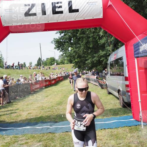 21.06.2025 - 27. Vierlanden-Triathlon MichiJ http://msf.ph/oto/8014206 15.06.2026 11:31:03 Ziel 131, 482, 546 meine-sportfotos.de