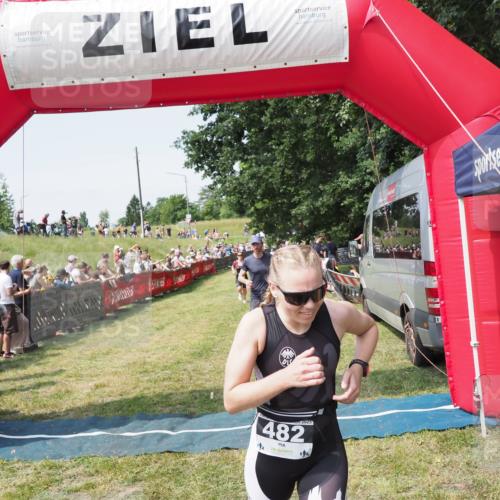 21.06.2025 - 27. Vierlanden-Triathlon MichiJ http://msf.ph/oto/8014211 15.06.2026 11:31:04 Ziel 131, 482, 546 meine-sportfotos.de