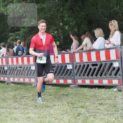 21.06.2025 - 27. Vierlanden-Triathlon KatJ http://msf.ph/oto/8014213 15.06.2025 13:11:46 Ziel 7, 702, 962 meine-sportfotos.de