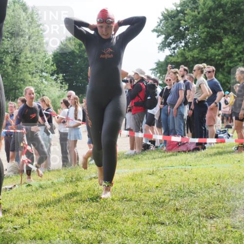 15.06.2025 - 27. Vierlanden-Triathlon KatJ http://msf.ph/oto/8014215 15.06.2025 10:15:04 Schwimmen 476, 521, 525, 528, 570, 592, 593, 597, 605, 1397 meine-sportfotos.de