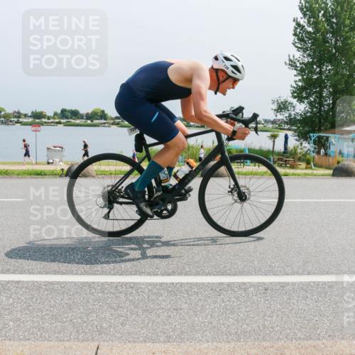 21.06.2025 - 27. Vierlanden-Triathlon H.Heesch http://msf.ph/oto/8014219 15.06.2025 11:48:56 Radfahren 739 meine-sportfotos.de