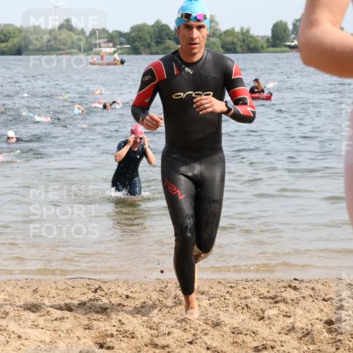 15.06.2025 - 27. Vierlanden-Triathlon Lena Gebhardt http://msf.ph/oto/8014221 15.06.2025 10:14:22 Schwimmen 482, 565, 618 meine-sportfotos.de