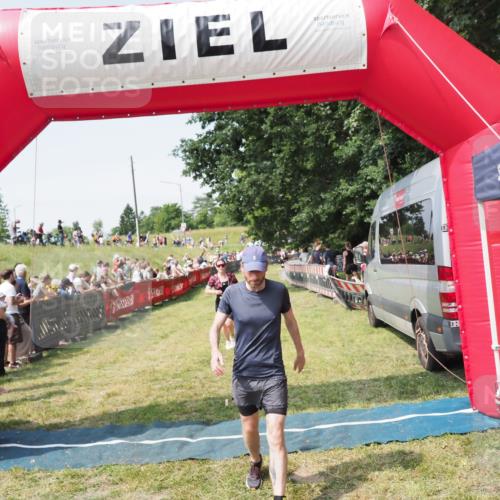 21.06.2025 - 27. Vierlanden-Triathlon MichiJ http://msf.ph/oto/8014225 15.06.2026 11:31:05 Ziel 131, 482, 546 meine-sportfotos.de