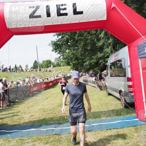 21.06.2025 - 27. Vierlanden-Triathlon MichiJ http://msf.ph/oto/8014229 15.06.2026 11:31:06 Ziel 131, 482, 546 meine-sportfotos.de