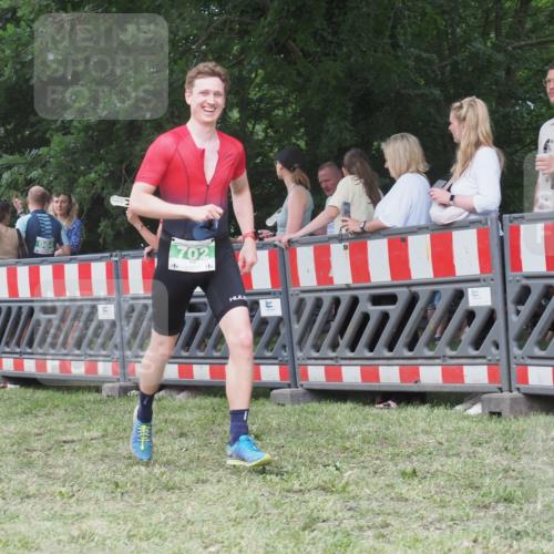 21.06.2025 - 27. Vierlanden-Triathlon KatJ http://msf.ph/oto/8014230 15.06.2025 13:11:46 Ziel 7, 702, 962 meine-sportfotos.de