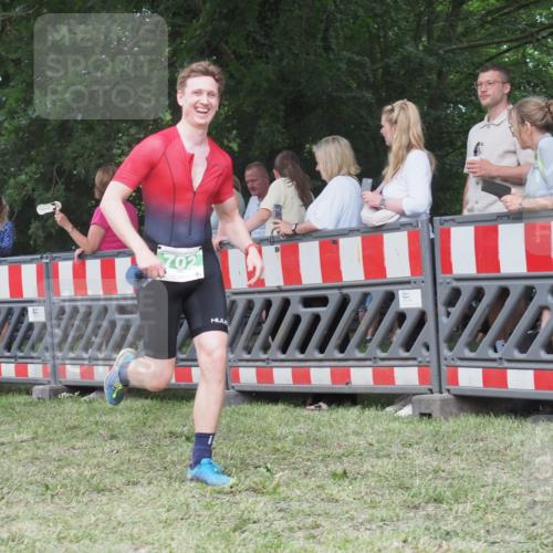 21.06.2025 - 27. Vierlanden-Triathlon KatJ http://msf.ph/oto/8014237 15.06.2025 13:11:46 Ziel 7, 702, 962 meine-sportfotos.de