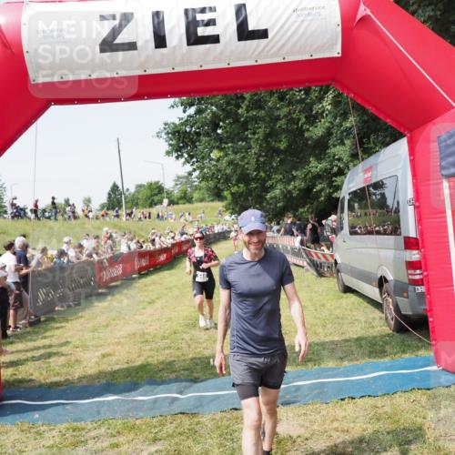 21.06.2025 - 27. Vierlanden-Triathlon MichiJ http://msf.ph/oto/8014243 15.06.2026 11:31:06 Ziel 131, 482, 546 meine-sportfotos.de