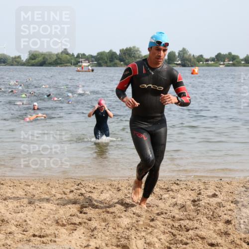 15.06.2025 - 27. Vierlanden-Triathlon Lena Gebhardt http://msf.ph/oto/8014254 15.06.2025 10:14:22 Schwimmen 482, 565, 618 meine-sportfotos.de