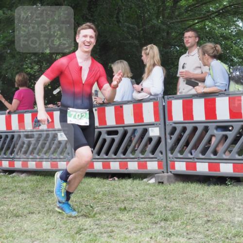 21.06.2025 - 27. Vierlanden-Triathlon KatJ http://msf.ph/oto/8014256 15.06.2025 13:11:47 Ziel 7, 702, 962 meine-sportfotos.de