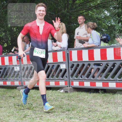 21.06.2025 - 27. Vierlanden-Triathlon KatJ http://msf.ph/oto/8014269 15.06.2025 13:11:47 Ziel 7, 702, 962 meine-sportfotos.de