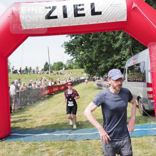 21.06.2025 - 27. Vierlanden-Triathlon MichiJ http://msf.ph/oto/8014271 15.06.2026 11:31:07 Ziel 131, 482, 546 meine-sportfotos.de