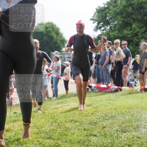 15.06.2025 - 27. Vierlanden-Triathlon KatJ http://msf.ph/oto/8014278 15.06.2025 10:15:05 Schwimmen 476, 521, 525, 528, 570, 592, 593, 597, 605, 1397 meine-sportfotos.de