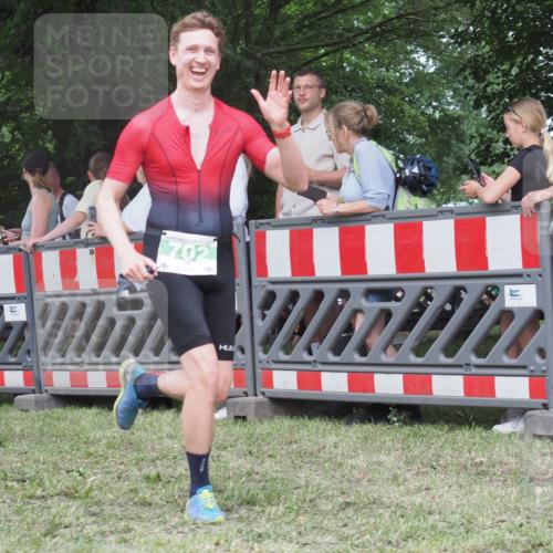 21.06.2025 - 27. Vierlanden-Triathlon KatJ http://msf.ph/oto/8014282 15.06.2025 13:11:47 Ziel 7, 702, 962 meine-sportfotos.de