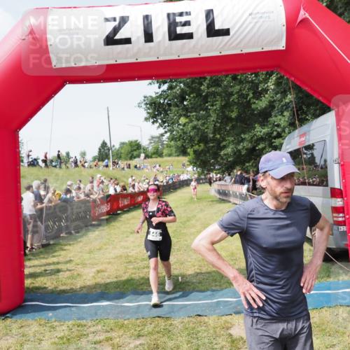 21.06.2025 - 27. Vierlanden-Triathlon MichiJ http://msf.ph/oto/8014284 15.06.2026 11:31:07 Ziel 131, 482, 546 meine-sportfotos.de