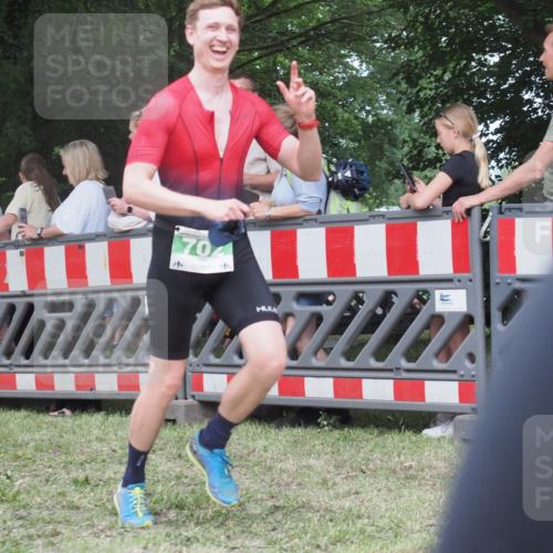 21.06.2025 - 27. Vierlanden-Triathlon KatJ http://msf.ph/oto/8014297 15.06.2025 13:11:47 Ziel 7, 702, 962 meine-sportfotos.de