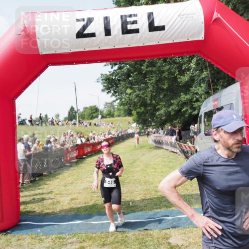 21.06.2025 - 27. Vierlanden-Triathlon MichiJ http://msf.ph/oto/8014306 15.06.2026 11:31:07 Ziel 131, 482, 546 meine-sportfotos.de