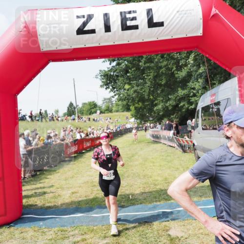 21.06.2025 - 27. Vierlanden-Triathlon MichiJ http://msf.ph/oto/8014320 15.06.2026 11:31:07 Ziel 131, 482, 546 meine-sportfotos.de