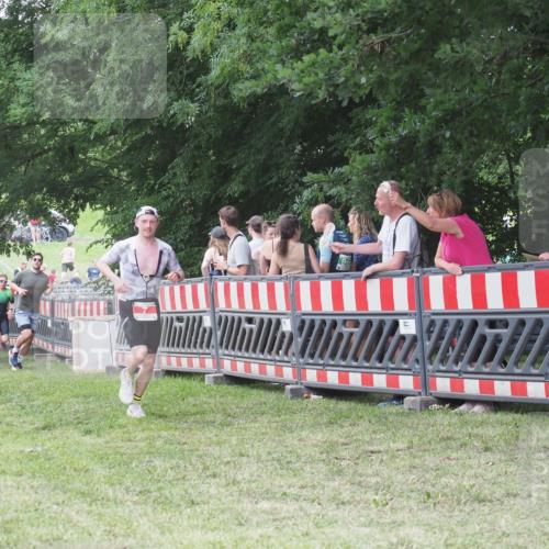 21.06.2025 - 27. Vierlanden-Triathlon KatJ http://msf.ph/oto/8014327 15.06.2025 13:11:55 Ziel 7 meine-sportfotos.de