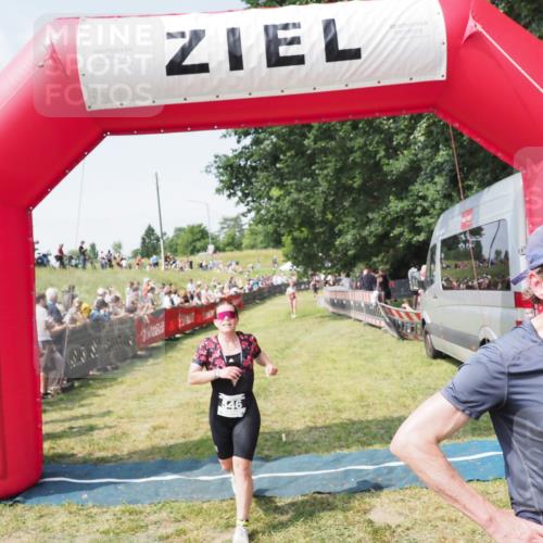 21.06.2025 - 27. Vierlanden-Triathlon MichiJ http://msf.ph/oto/8014331 15.06.2026 11:31:07 Ziel 131, 482, 546 meine-sportfotos.de