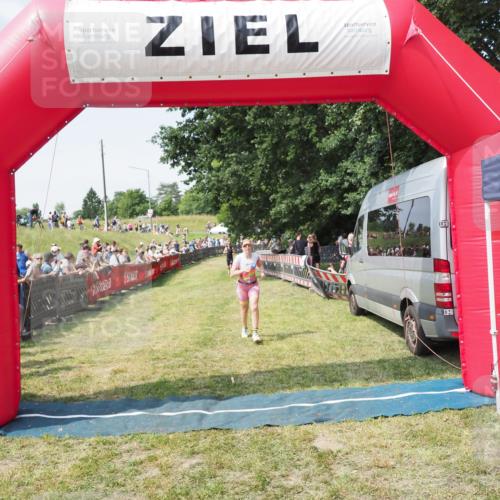 21.06.2025 - 27. Vierlanden-Triathlon MichiJ http://msf.ph/oto/8014357 15.06.2026 11:31:12 Ziel 131, 546, 605 meine-sportfotos.de