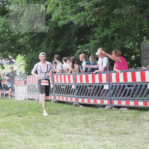 21.06.2025 - 27. Vierlanden-Triathlon KatJ http://msf.ph/oto/8014363 15.06.2025 13:11:56 Ziel 7 meine-sportfotos.de