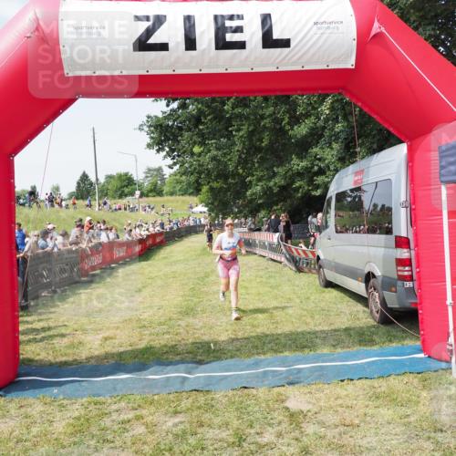 21.06.2025 - 27. Vierlanden-Triathlon MichiJ http://msf.ph/oto/8014364 15.06.2026 11:31:13 Ziel 546, 605 meine-sportfotos.de