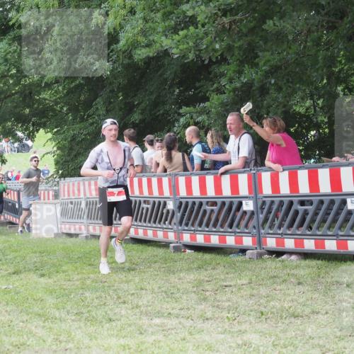 21.06.2025 - 27. Vierlanden-Triathlon KatJ http://msf.ph/oto/8014374 15.06.2025 13:11:56 Ziel 7 meine-sportfotos.de
