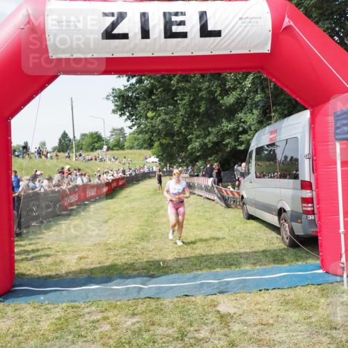 21.06.2025 - 27. Vierlanden-Triathlon MichiJ http://msf.ph/oto/8014375 15.06.2026 11:31:13 Ziel 546, 605 meine-sportfotos.de