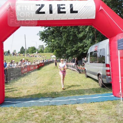 21.06.2025 - 27. Vierlanden-Triathlon MichiJ http://msf.ph/oto/8014386 15.06.2026 11:31:13 Ziel 546, 605 meine-sportfotos.de