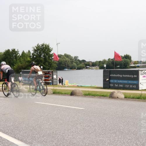 15.06.2025 - 27. Vierlanden-Triathlon H.Heesch http://msf.ph/oto/8014393 15.06.2025 11:16:08 Radfahren 102, 208, 860 meine-sportfotos.de
