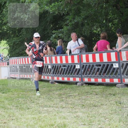 21.06.2025 - 27. Vierlanden-Triathlon KatJ http://msf.ph/oto/8014407 15.06.2025 13:12:08 Ziel 143 meine-sportfotos.de