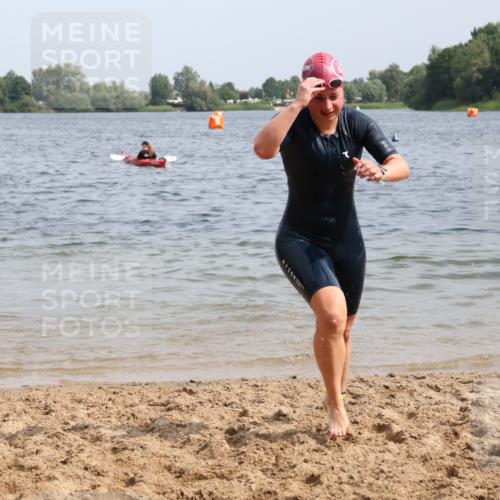 15.06.2025 - 27. Vierlanden-Triathlon Lena Gebhardt http://msf.ph/oto/8014456 15.06.2025 10:14:27 Schwimmen 482, 565, 615, 618 meine-sportfotos.de