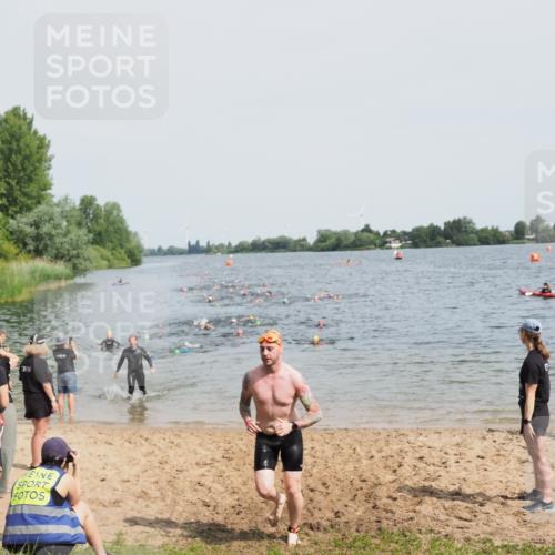 21.06.2025 - 27. Vierlanden-Triathlon MichiJ http://msf.ph/oto/8014471 15.06.2026 10:16:01 Schwimmen 445, 547, 606, 612 meine-sportfotos.de