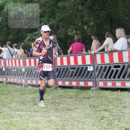 21.06.2025 - 27. Vierlanden-Triathlon KatJ http://msf.ph/oto/8014473 15.06.2025 13:12:09 Ziel 143 meine-sportfotos.de