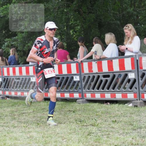 21.06.2025 - 27. Vierlanden-Triathlon KatJ http://msf.ph/oto/8014492 15.06.2025 13:12:09 Ziel 143 meine-sportfotos.de