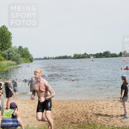 21.06.2025 - 27. Vierlanden-Triathlon MichiJ http://msf.ph/oto/8014495 15.06.2026 10:16:02 Schwimmen 445, 547, 606, 612 meine-sportfotos.de