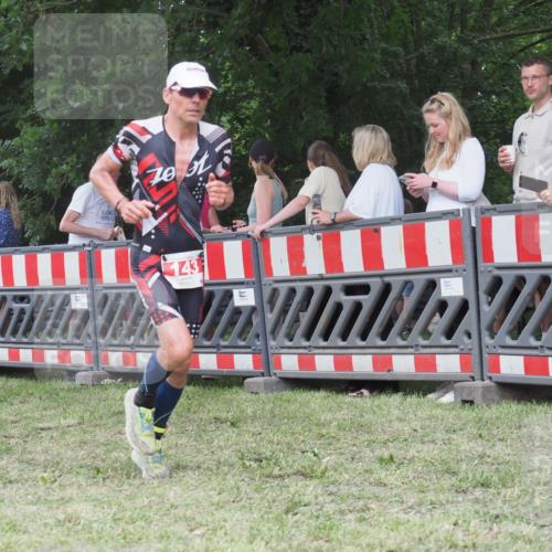 21.06.2025 - 27. Vierlanden-Triathlon KatJ http://msf.ph/oto/8014496 15.06.2025 13:12:09 Ziel 143 meine-sportfotos.de