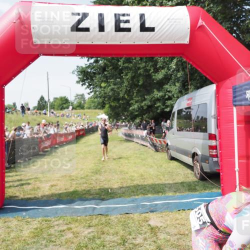 21.06.2025 - 27. Vierlanden-Triathlon MichiJ http://msf.ph/oto/8014510 15.06.2026 11:31:17 Ziel 180, 605 meine-sportfotos.de
