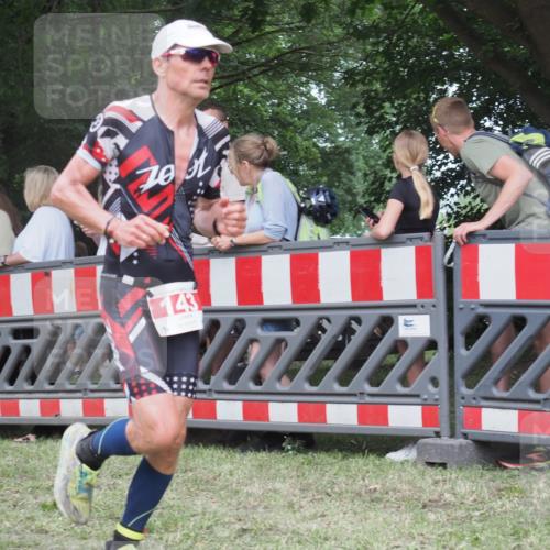 21.06.2025 - 27. Vierlanden-Triathlon KatJ http://msf.ph/oto/8014526 15.06.2025 13:12:10 Ziel 143 meine-sportfotos.de