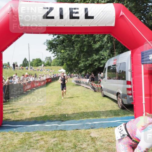 21.06.2025 - 27. Vierlanden-Triathlon MichiJ http://msf.ph/oto/8014537 15.06.2026 11:31:18 Ziel 180, 605 meine-sportfotos.de