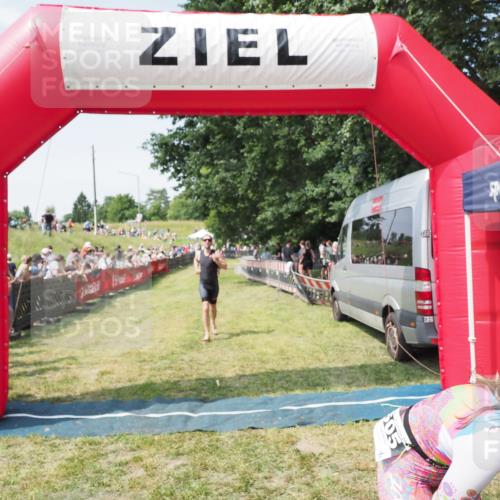 21.06.2025 - 27. Vierlanden-Triathlon MichiJ http://msf.ph/oto/8014554 15.06.2026 11:31:18 Ziel 180, 605 meine-sportfotos.de