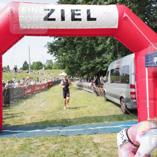 21.06.2025 - 27. Vierlanden-Triathlon MichiJ http://msf.ph/oto/8014582 15.06.2026 11:31:18 Ziel 180, 605 meine-sportfotos.de