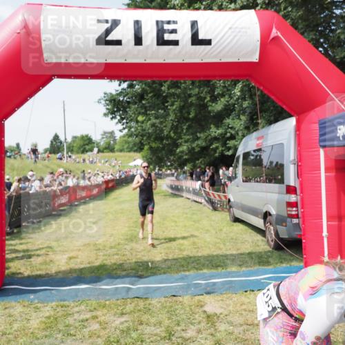 21.06.2025 - 27. Vierlanden-Triathlon MichiJ http://msf.ph/oto/8014592 15.06.2026 11:31:19 Ziel 180, 597, 605 meine-sportfotos.de