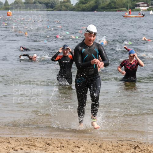 15.06.2025 - 27. Vierlanden-Triathlon Lena Gebhardt http://msf.ph/oto/8014607 15.06.2025 10:14:36 Schwimmen 546, 559, 565, 609, 615 meine-sportfotos.de