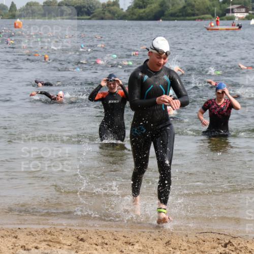 15.06.2025 - 27. Vierlanden-Triathlon Lena Gebhardt http://msf.ph/oto/8014611 15.06.2025 10:14:37 Schwimmen 546, 559, 609, 615 meine-sportfotos.de