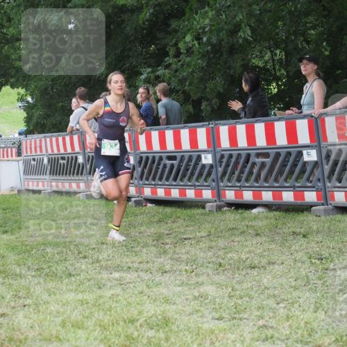21.06.2025 - 27. Vierlanden-Triathlon KatJ http://msf.ph/oto/8014624 15.06.2025 13:12:39 Ziel 81, 934 meine-sportfotos.de